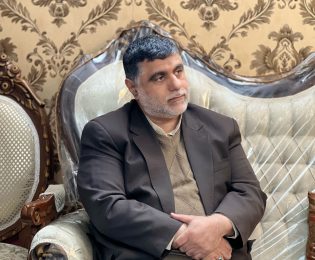 حضور جواد نجفی رئيس ایثارگران شرق کشور در منزل شهید قنبر حمزوی گوارشکی